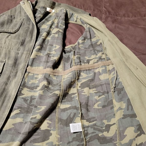 Army green and camo utility vest - Picture 3 of 12